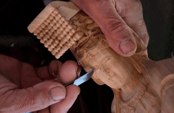 An artisan in Sanyi carves a Buddhist statue from wood. (COURTESY OF THE TAIWAN TOURISM BUREAU)