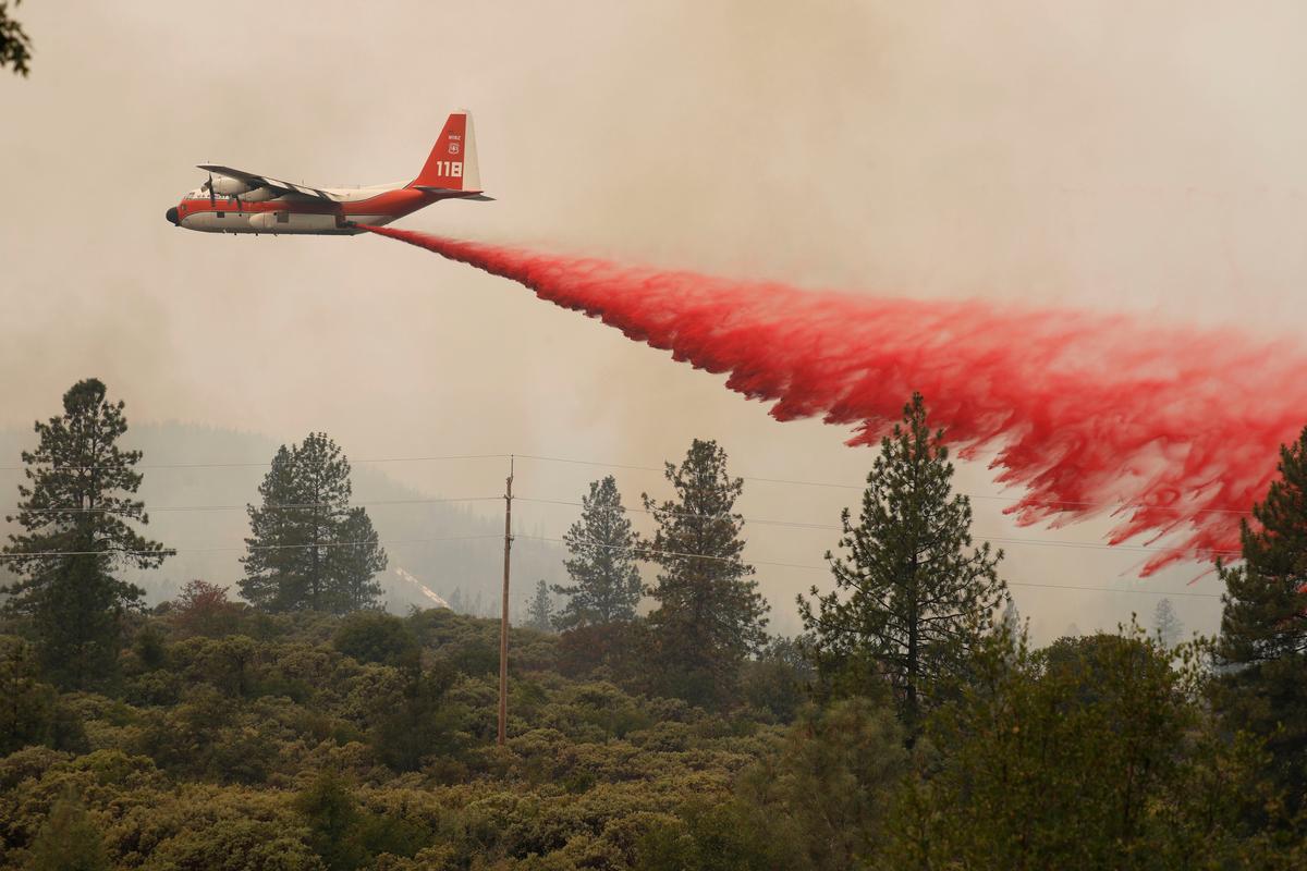 An aircraft drops fire retardant to slow the spread of the Carr Fire, west of Redding, California, U.S. July 27, 2018. (REUTERS/Fred Greaves)