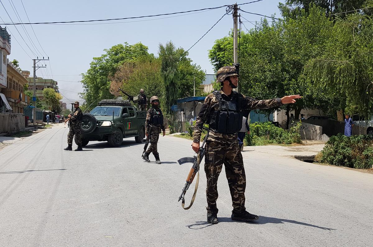 Afghan security forces arrive at an area where explosions and gunshots were heard, in Jalalabad city, Afghanistan, July 28, 2018. (REUTERS/Parwiz)