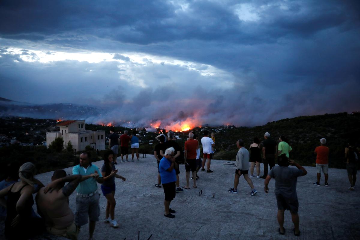 People watch a wildfire raging in the town of Rafina, near Athens, Greece, July 23, 2018. (REUTERS/Alkis Konstantinidis)