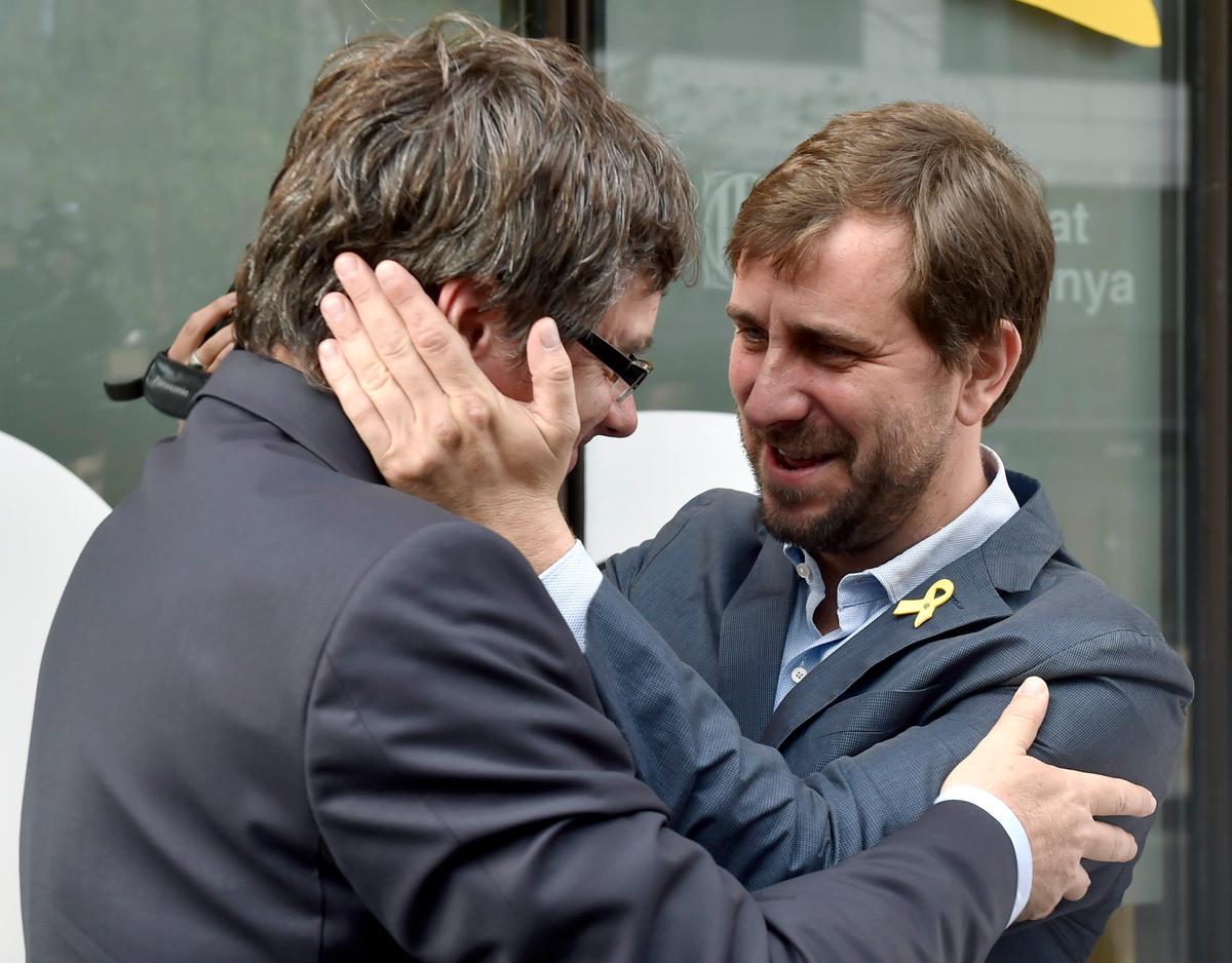 Antoni Comin welcomes former Catalan leader Carles Puigdemont at the Delegation of the Government of Catalonia in Brussels, Belgium, July 28, 2018. (REUTERS/Eric Vidal)