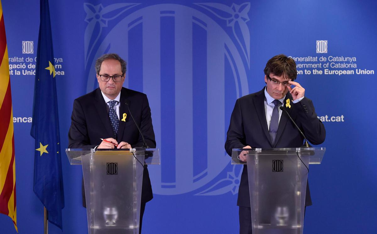 Pro-independence Catalan leader Quim Torra and former Catalan leader Carles Puigdemont hold a news conference in Brussels, Belgium, July 28, 2018. (REUTERS/Eric Vidal)