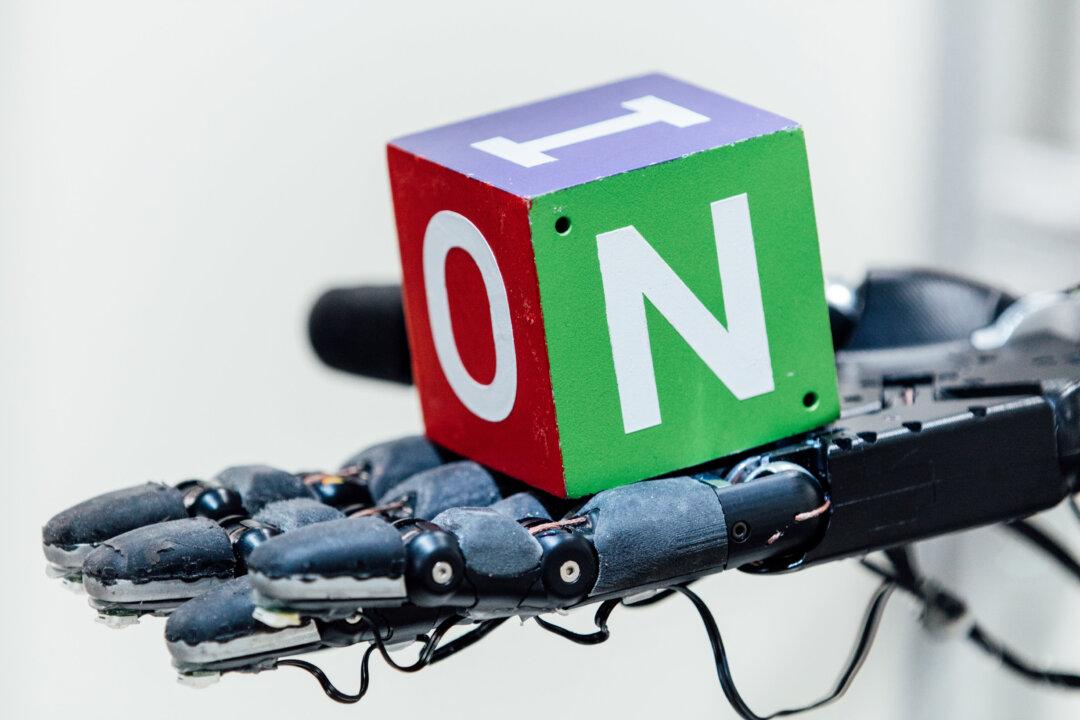 Robot Hand Learns Real World Moves in Virtual Training