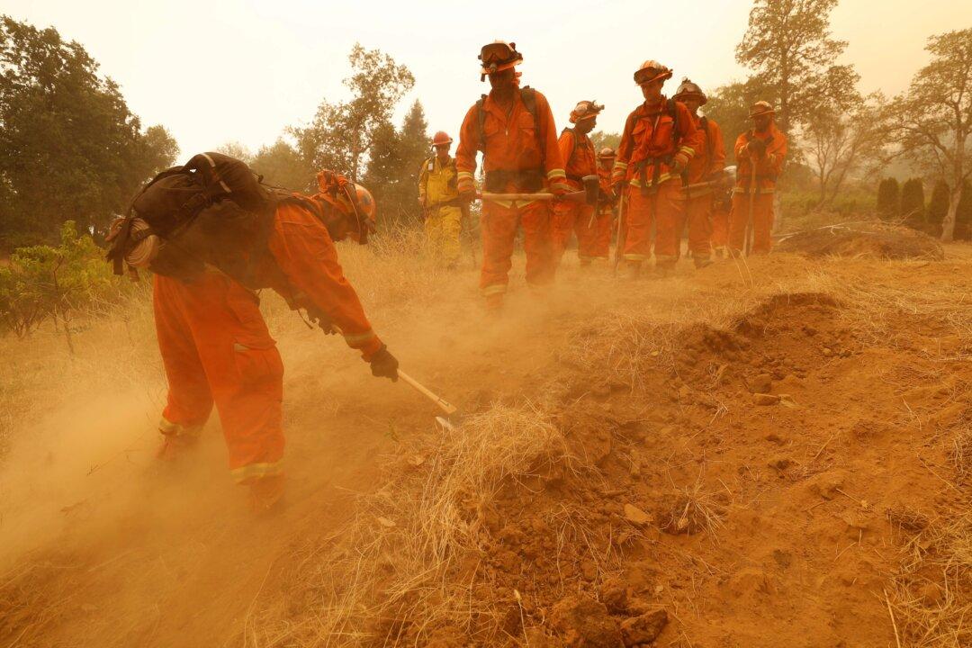 Firefighters Gain on Sprawling California Wildfire, Six Dead