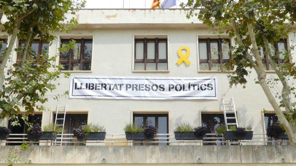 Alella’s city council building, with a yellow ribbon and a banner reading “Free political prisoners,” on Aug. 30, 2018. Alella is located near Barcelona, Spain. (Anna Llado/Special to The Epoch Times)