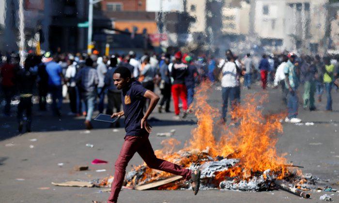 3 Killed as Zimbabwe Troops, Protesters Clash After Vote