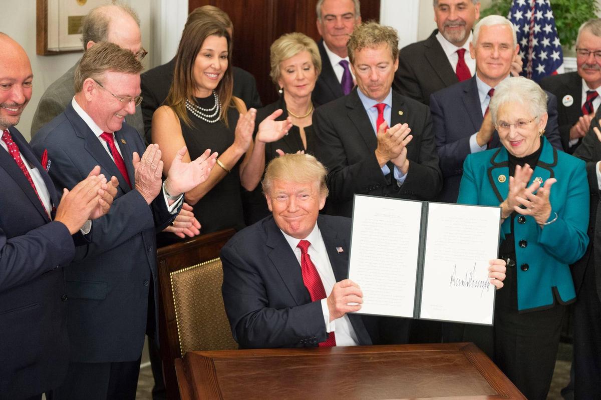 President Trump signs the executive order to "Promoting Healthcare Choice and Competition Across the United States" on Oct. 12, 2017. (Official White House Photo by Andrea Hanks)