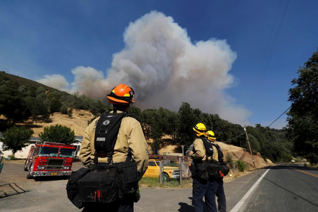 Crews Battling Deadly California Wildfire Slowed by Returning Winds
