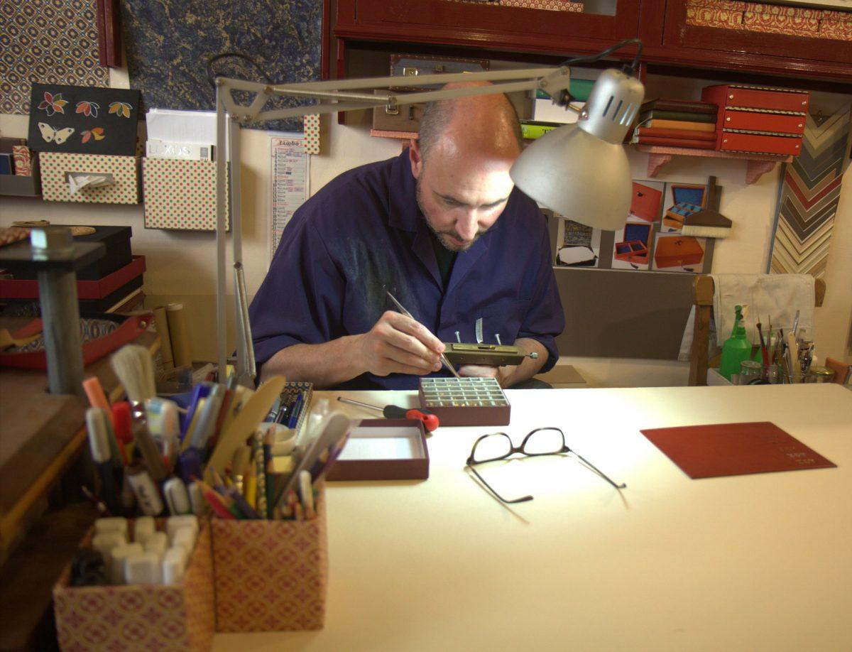 <span style="color: #000000">A type of patience: Lapo Giannini uses Gutenberg movable type where each letter is individually set into place before printing. (Lorraine Ferrier/The Epoch Times)</span>