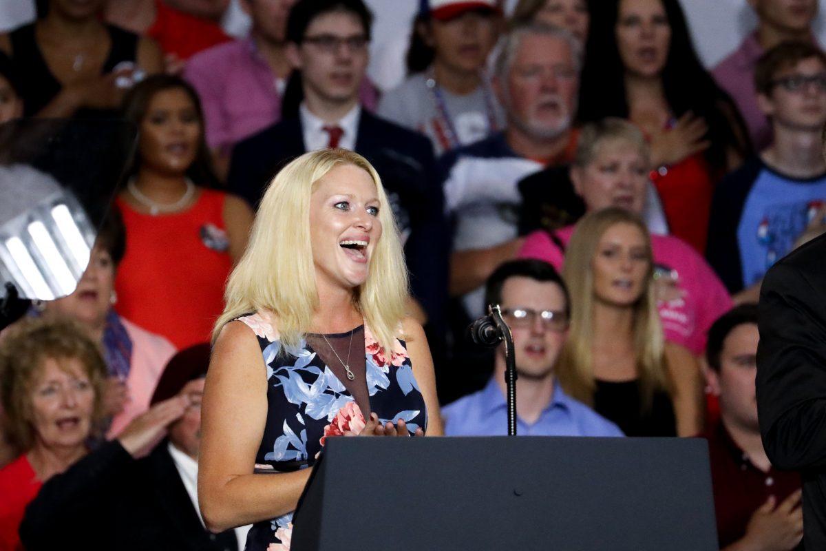 Kelly Smith sings the national anthem at President Donald Trump’s Make America Great Again rally in Lewis Center, Ohio, on Aug. 4, 2018. (Charlotte Cuthbertson/The Epoch Times)