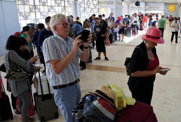 Foreign tourists queue to leave Lombok Island after an earthquake hit, as seen at Lombok International Airport, Indonesia, on Aug. 6, 2018. (REUTERS/Beawiharta)