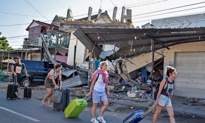 Tourists Flee Indonesia’s Lombok Island After Earthquake Kills 98