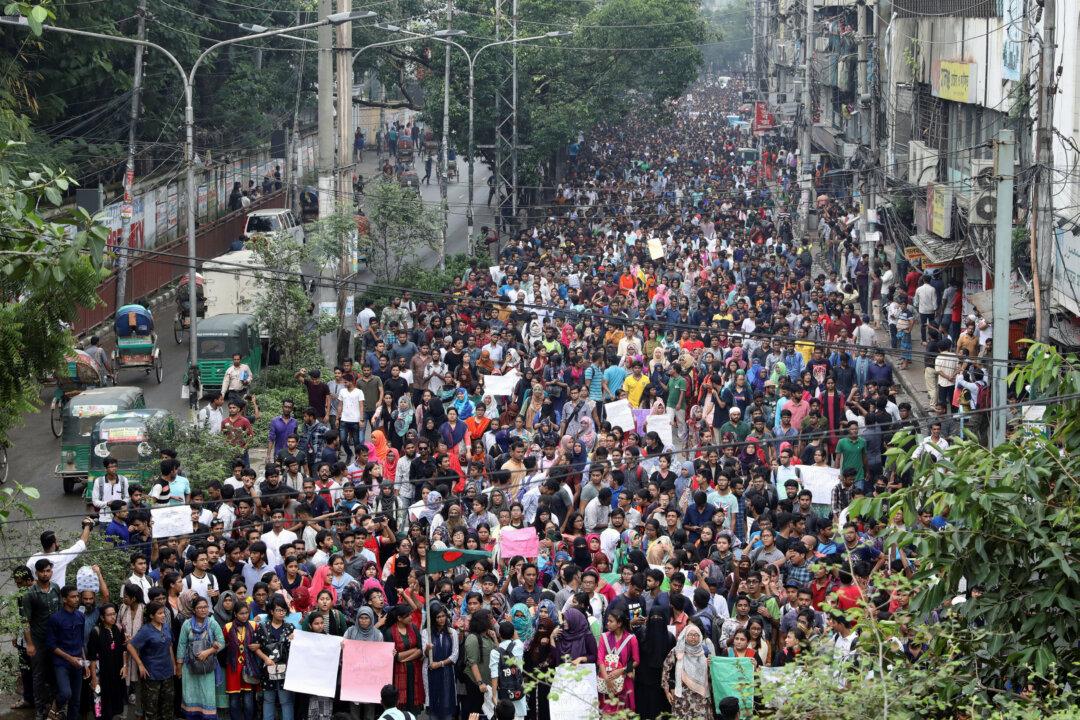 Bangladesh Protests Spur Cabinet to Toughen Punishment for Traffic Deaths
