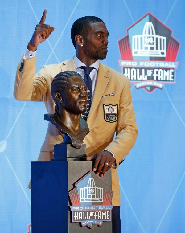Former NFL wide receiver Randy Moss poses during inductions at the Pro Football Hall of Fame,<br/>Aug. 4, 2018 in Canton, Ohio. (AP Photo/Ron Schwane)