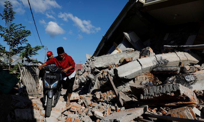 Indonesian Rescuers Struggle to Reach Cut-Off Villages After Deadly Quake