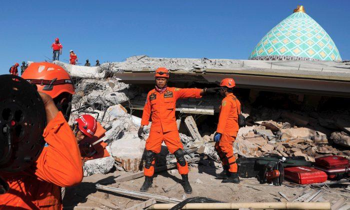Hunt on for Survivors as Indonesia’s Quake Toll Climbs to 131