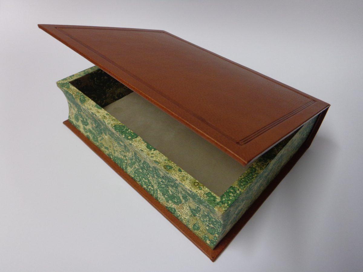 <span style="color: #000000">One of bespoke leather boxes by AtelierGK <a style="color: #000000" href="https://ateliergk.wordpress.com/">Firenze</a> finished with their handmade marble paper and lined in suede. (AtelierGK <a style="color: #000000" href="https://ateliergk.wordpress.com/">Firenze</a>)</span>