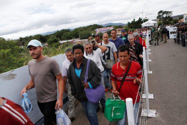 People queue to try to cross into Colombia from Venezuela via the Simon Bolivar international bridge in Cucuta, Colombia August 8, 2018. (Reuters/Luisa Gonzalez)