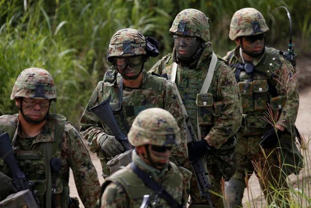Japan Ground Self Defense Force members take part in their joint exercise, named Northern Viper 17, with U.S. Marine Corps at Hokudaien exercise area in Eniwa, on the northern island of Hokkaido, Japan, on Aug. 16, 2017. (Reuters/Toru Hanai)