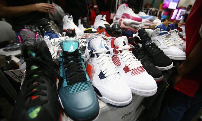 In New York, Authorities Apprehend 5 People for Importing Fake Nike Sneakers From China
