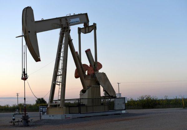 A pump jack operates at a well site leased by Devon Energy Production Company near Guthrie, Oklahoma on Sept. 15, 2015. (Reuters/Nick Oxford)