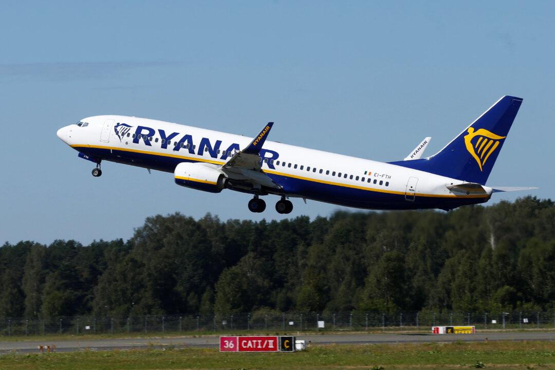 Ryanair Sees Omicron Hit to December, January Capacity