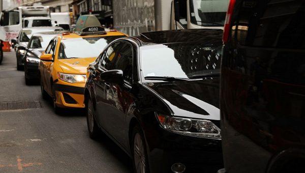 Cars drive through afternoon traffic on July 30, 2018 in New York City. (Spencer Platt/Getty Images)
