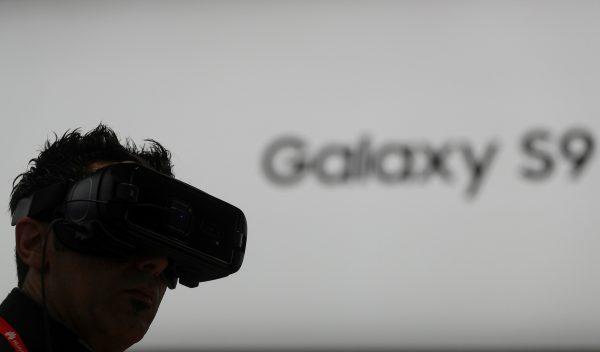 A man checks Samsung's Virtual Reality device at the Mobile World Congress in Barcelona, Spain, Feb.28, 2018. (Reuters/Sergio Perez)