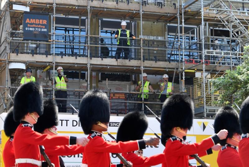 UK Jobless Rate Falls to 43-Year Low, but Pay Growth Weakens