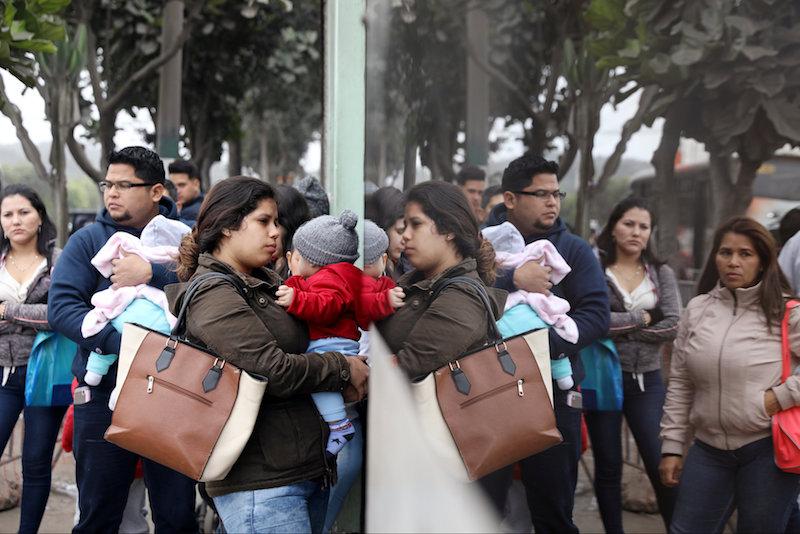 Venezuelan migrants wait at the Interpol headquarters to get paperwork needed for a temporary residency permit in Lima, Peru, August 16, 2018. (Reuters/Mariana Bazo)