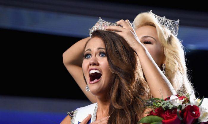 Miss North Dakota 2017 Cara Mund is crowned as Miss America 2018 by Miss America 2017 Savvy Shields during the 2018 Miss America Competition Show in Atlantic City, N.J. (Michael Loccisano/Getty Images)