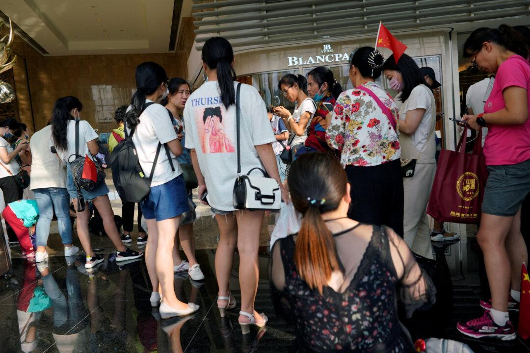 Chinese Investors Protest in Shanghai’s Financial District Over P2P Woes