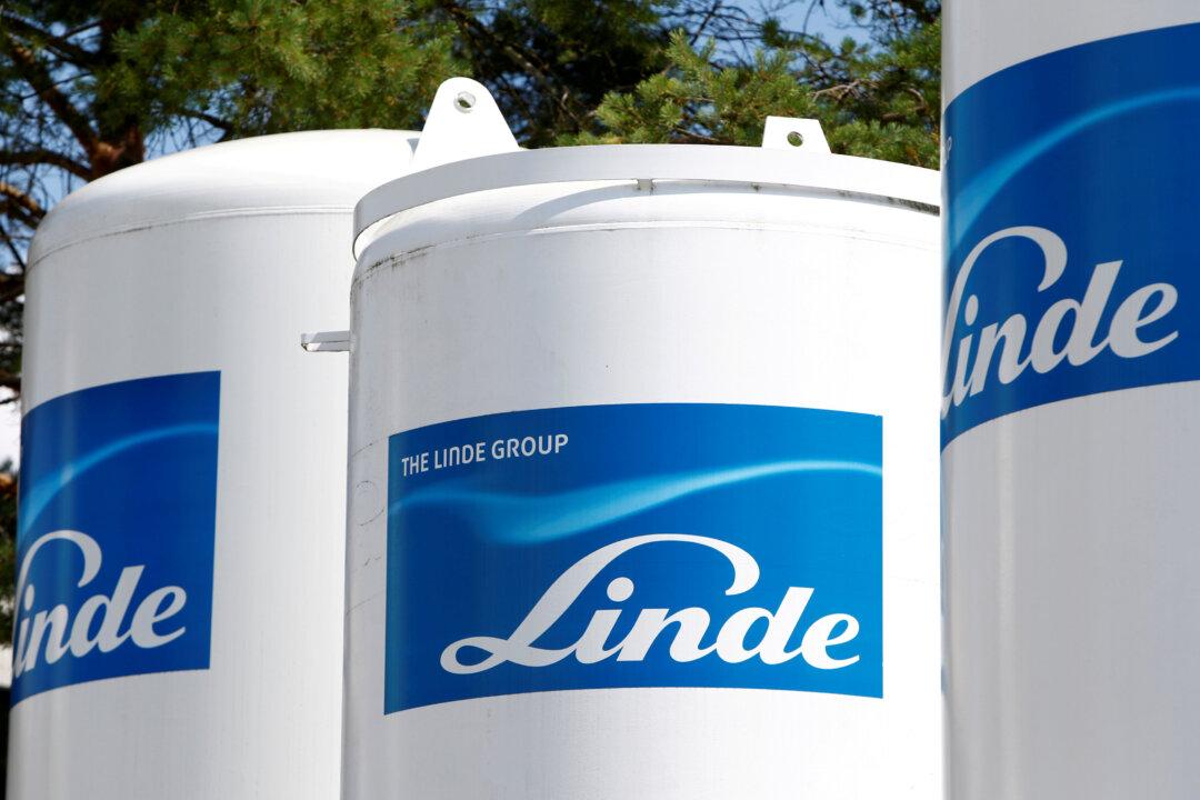 Linde, Praxair Get EU Approval for $82 Billion Deal, Await US Decision
