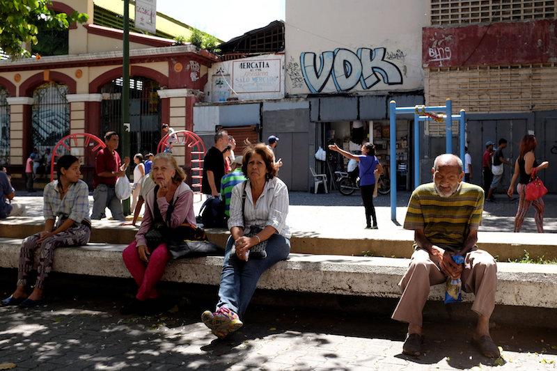 People sit at the main boulevard of the low-income neighbourhood of Catia in Caracas, Venezuela August 20, 2018. (Reuters/Marco Bello)