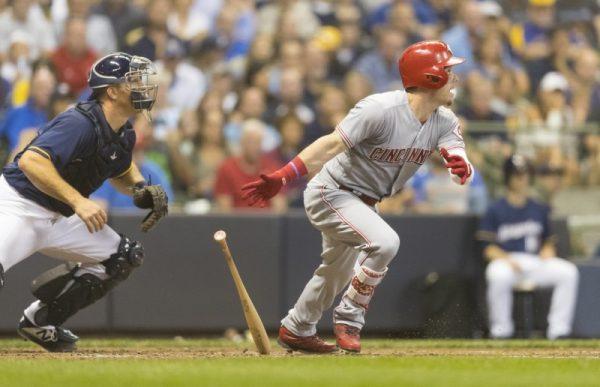 Cincinnati Reds second baseman Scooter Gennett hits an RBI single during the fourth inning against the Milwaukee Brewers. (Jeff Hanisch/USA Today Sports)