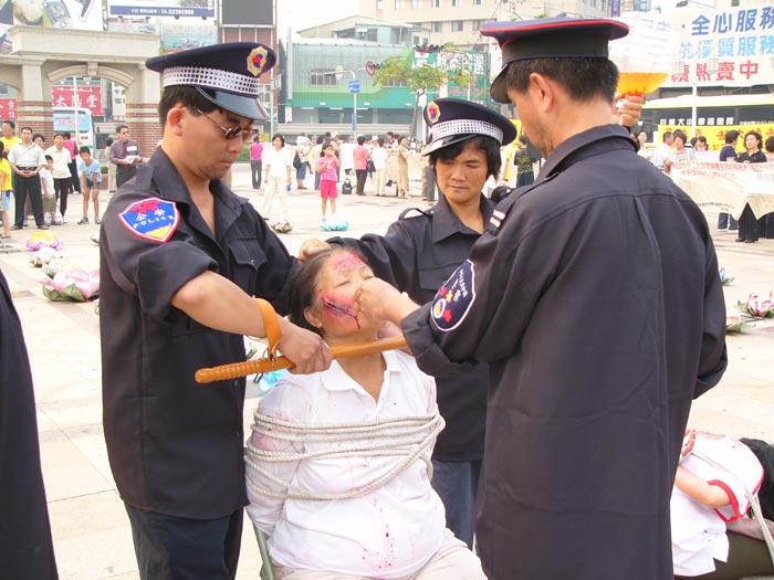 A torture demonstration of Falun Gong practitioners in Taichung, Taiwan. (Minghui)