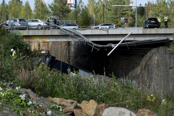 Four killed and 20 hurt as a bus plunged off a bridge in Finland on Aug. 24, 2018. (Lehtikuva/Timo Hartikainen)