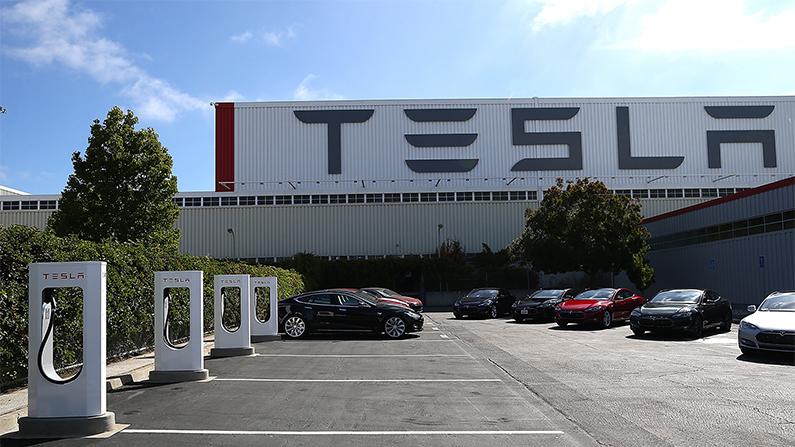 A fire broke out near the Tesla Factory in Fremont, Calif., on Aug. 23, 2018. (Justin Sullivan/Getty Images)