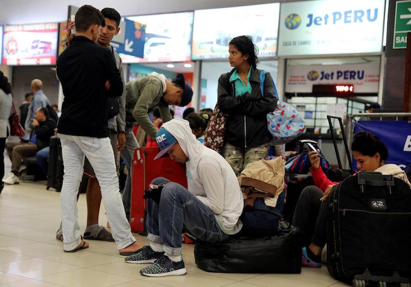 Venezuelan migrants wait to be picked up after arriving from Cucuta of Colombia, during a five day trip, at the bus terminal in Lima, Peru August 24, 2018. (Reuters/Guadalupe Pardo)