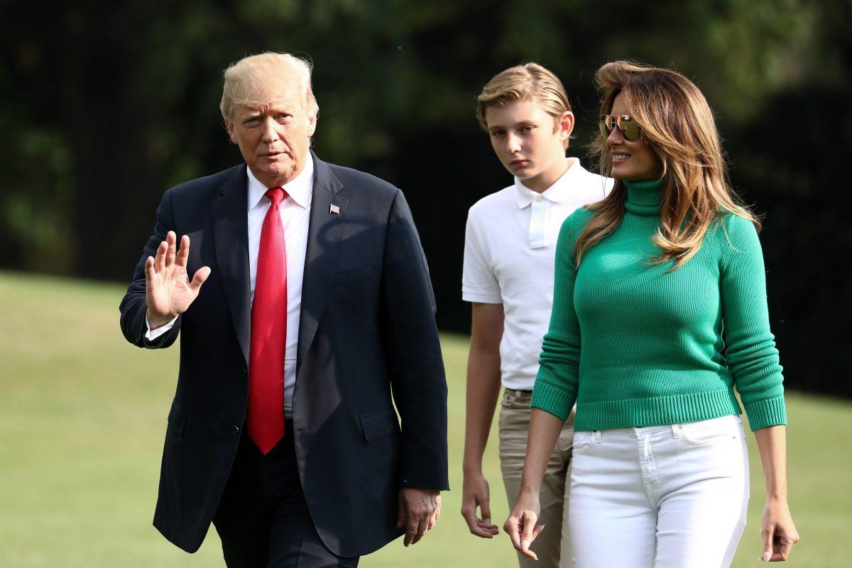 President Donald Trump, First Lady Melania Trump, and Barron Trump return to the White House in Washington on Aug. 19, 2018. (Samira Bouaou/The Epoch Times)
