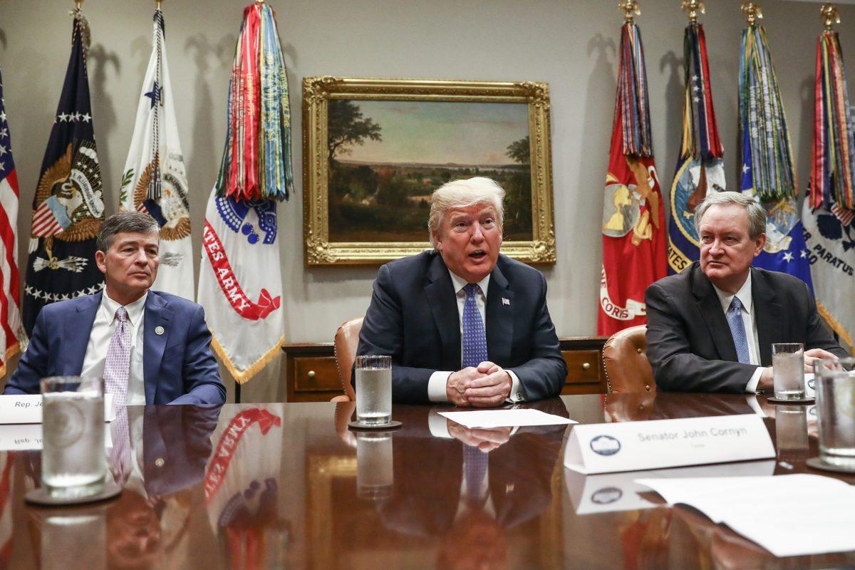 President Donald Trump, Rep. Jeb Hensarling (R-Texas) (L) and Sen. Mike Crapo (R-Idaho) participate in a roundtable on the Foreign Investment Risk Review Modernization Act in the Roosevelt Room at the White House in Washington on Aug. 23, 2018. (Samira Bouaou/The Epoch Times)