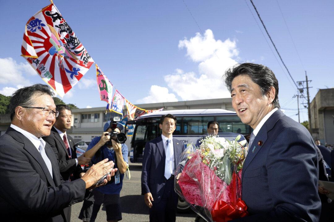 Japanese PM Abe Seen Headed for Extended Term Despite Flat Ratings