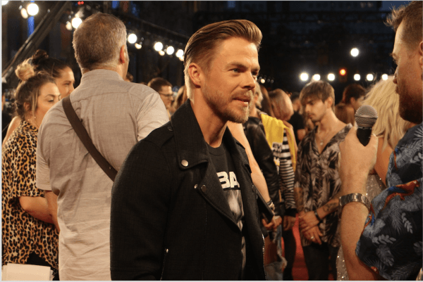 Professional ballroom dancer Derek Hough speaks to reporters on the red carpet. (May Ning/The Epoch Times)