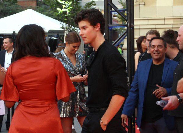 Shawn Mendes talks to reporters on the red carpet at the MMVAs. (May Ning/The Epoch Times)
