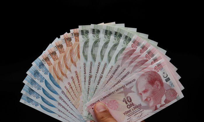 Turkey Says No Big Risk to Economy as Lira Falls Again