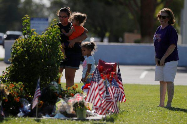 People visit the makeshift memorial outside the funeral home where the body of the late U.S. Senator John McCain rests in Phoenix, Arizona, U.S., August 28, 2018. (Reuters/Brian Snyder)