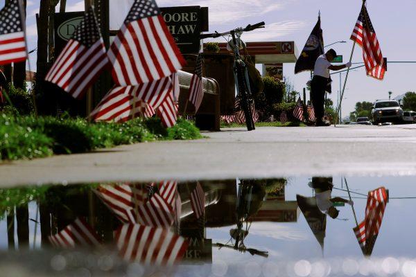 Honor guard member and Vietnam War veteran David Carrasco stands at a makeshift memorial outside the funeral home where the body of the late U.S. Senator John McCain rests in Phoenix, Arizona, U.S., August 28, 2018. (Reuters/Brian Snyder)
