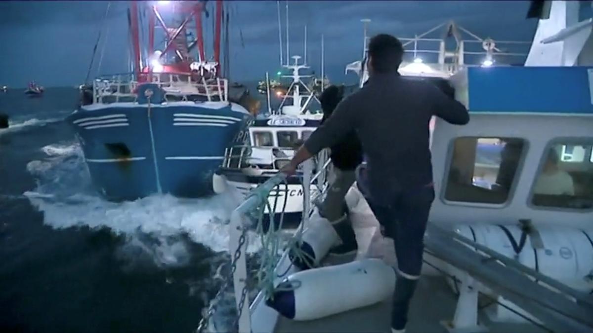 French, British Fishermen Duel in Channel Over Scallop-Fishing Rights