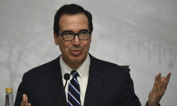Mnuchin ‘Content’ With Yield Curve, Breaks With Trump on Powell