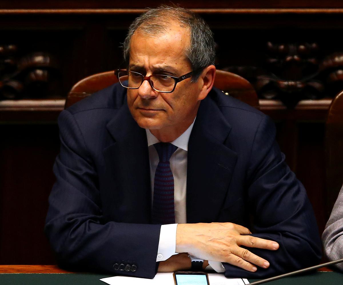 Italy Economy Minister Tells Party Leaders to Cool It: Paper